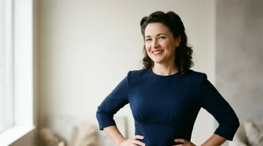 Portrait editorial d'une femme degageant confiance et charme vintage dans un style intemporel