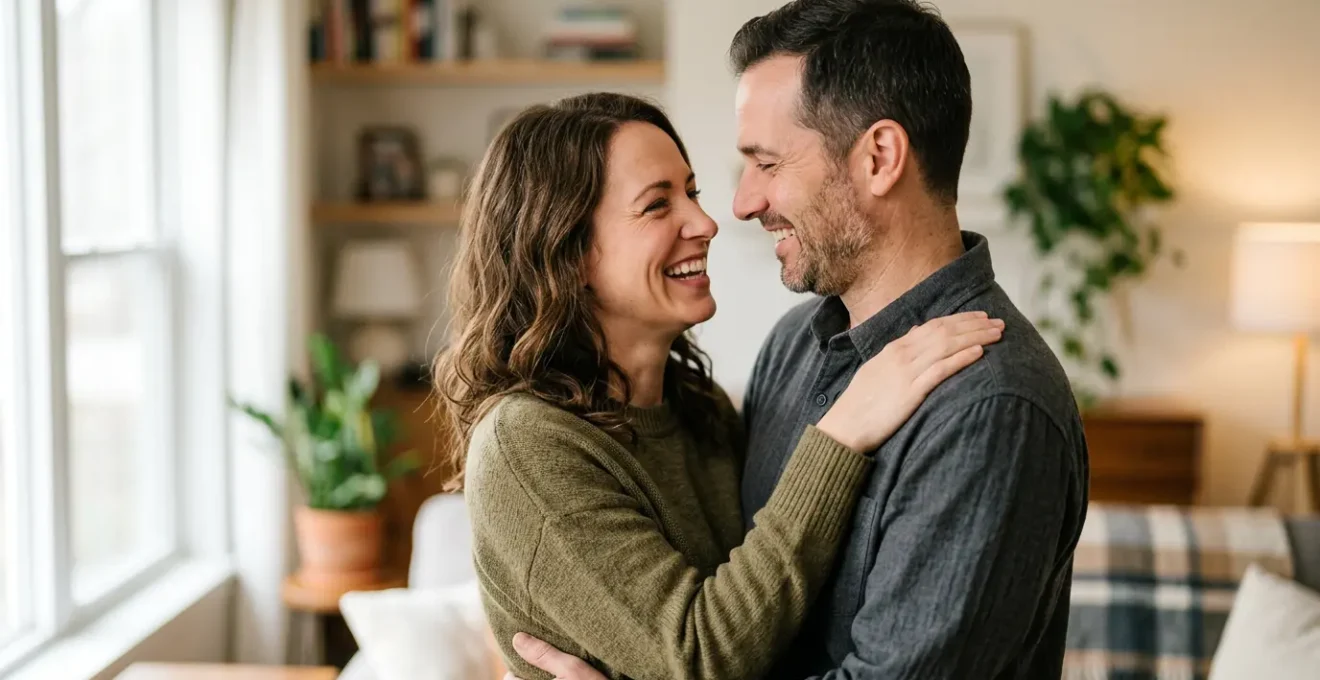 Couple mature complice partageant un moment de tendresse naturelle et authentique