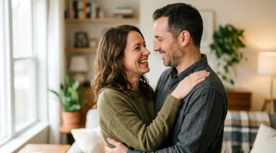Couple mature complice partageant un moment de tendresse naturelle et authentique