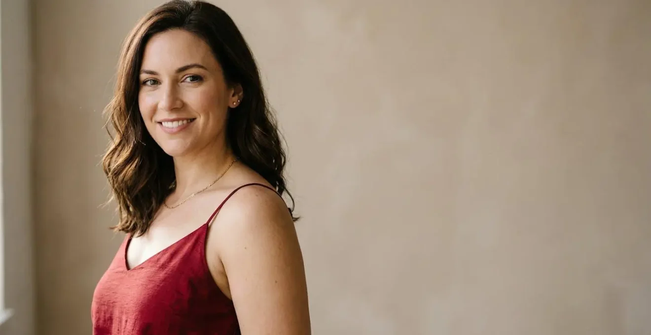 Portrait évocateur incarnant la confiance et l'élégance d'une femme portant du rouge