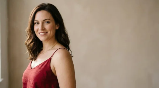 Portrait évocateur incarnant la confiance et l'élégance d'une femme portant du rouge