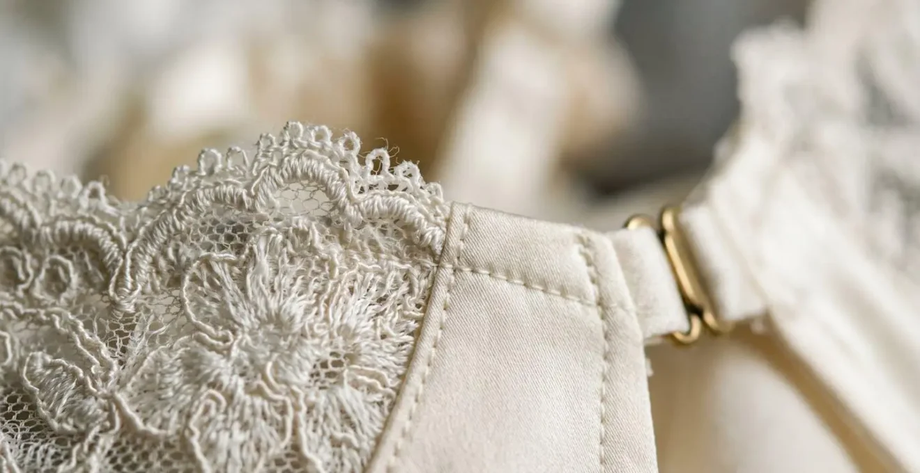 Macro photographie des finitions et coutures d'une pièce de lingerie haut de gamme