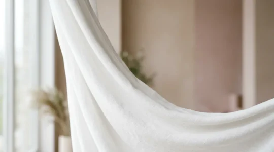 Composition minimaliste évoquant l'élégance discrète de la lingerie invisible sous une robe blanche