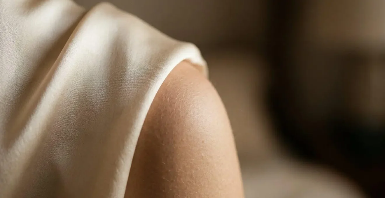 Tissu de soie naturelle aux propriétés thermorégulatrices pour un sommeil optimal