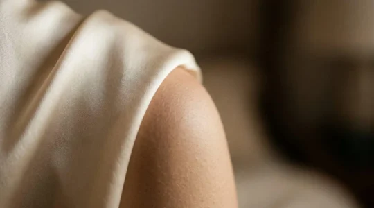 Tissu de soie naturelle aux propriétés thermorégulatrices pour un sommeil optimal