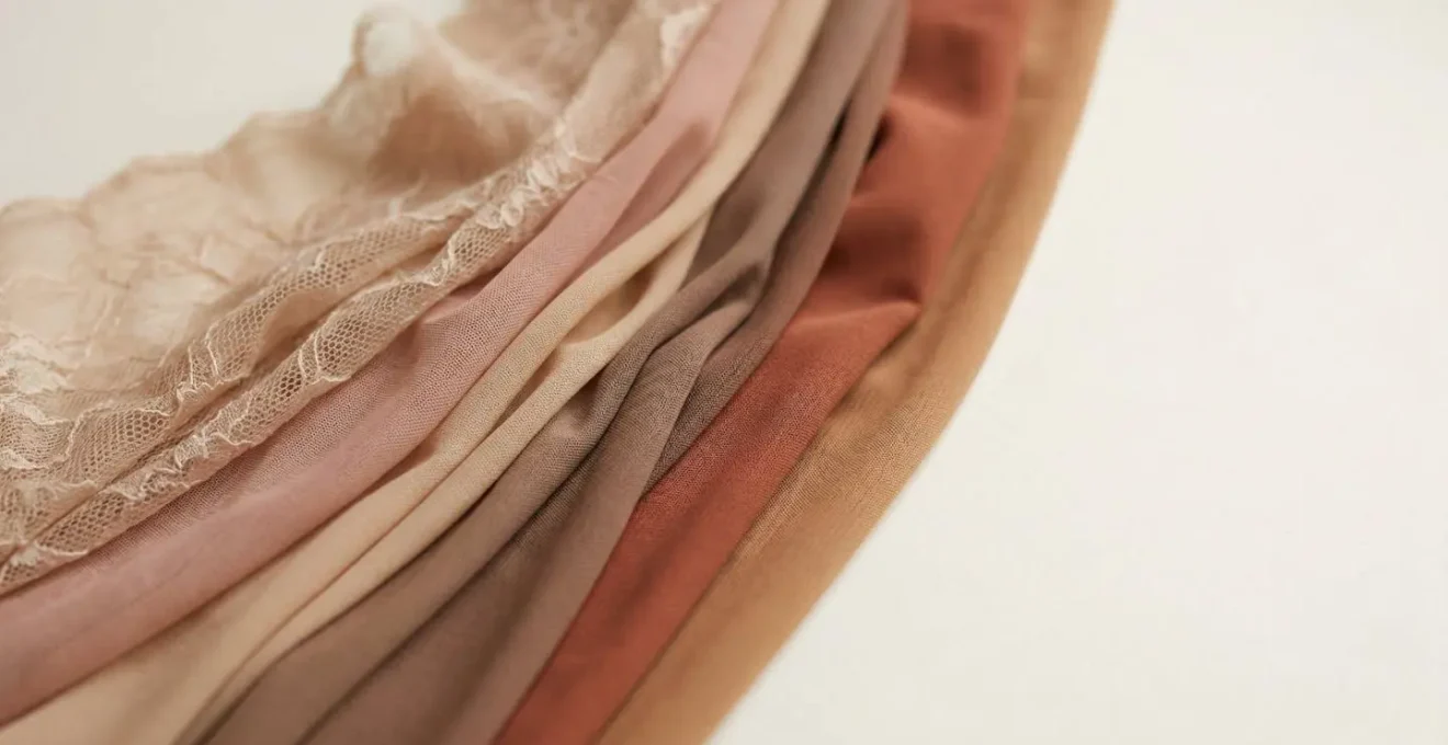 Exploration visuelle de nuances de beige et de tons nude sur différentes carnations de peau