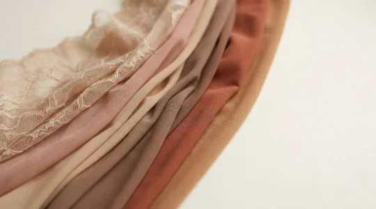 Exploration visuelle de nuances de beige et de tons nude sur différentes carnations de peau