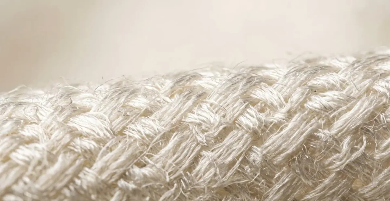 Vue macro détaillée d'une fibre de soie naturelle montrant sa structure unique