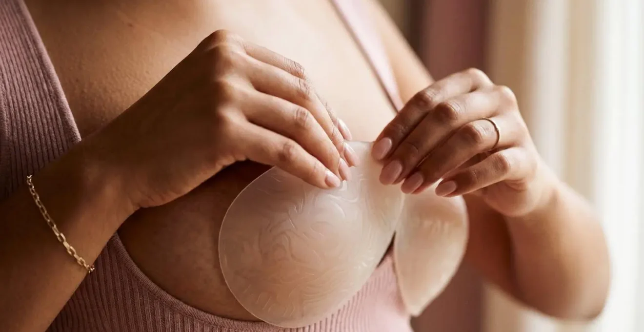 Mise en scène minimaliste suggérant l'application d'une solution adhésive pour décolleté profond