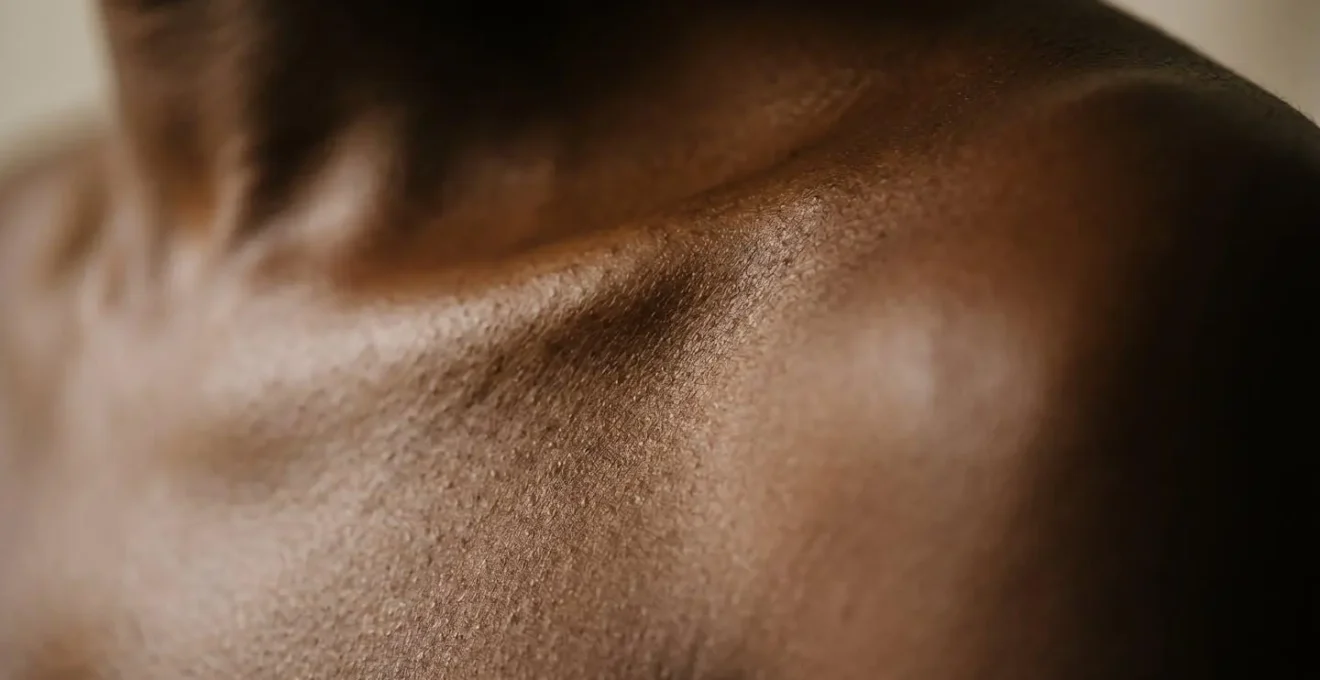 Démonstration visuelle de l'application stratégique de produits lumineux sur la peau