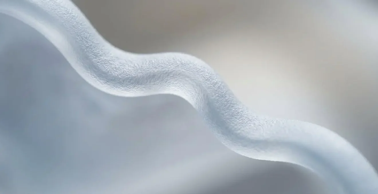 Gros plan sur la texture non poreuse du silicone médical révélant sa qualité et sa sécurité