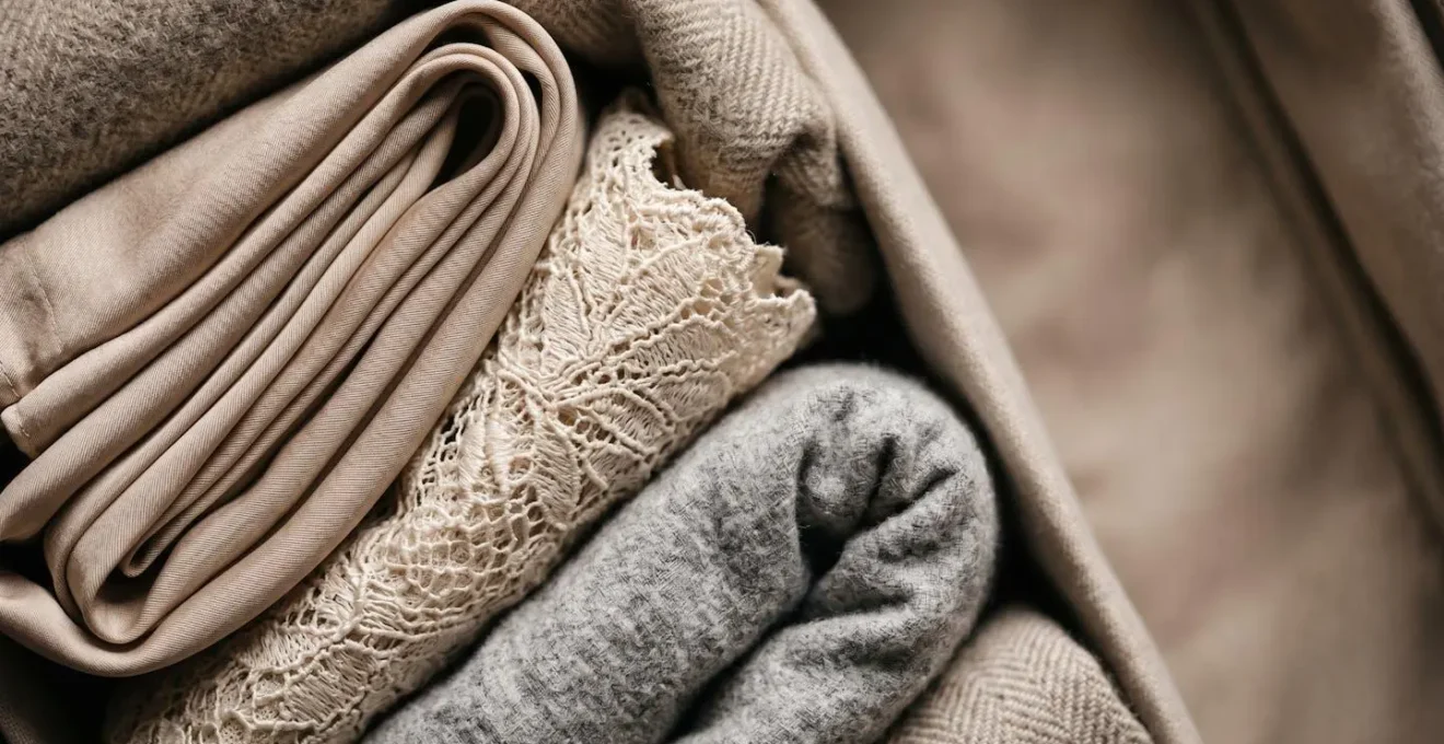 Technique d'organisation discrète d'une valise cabine pour weekend romantique